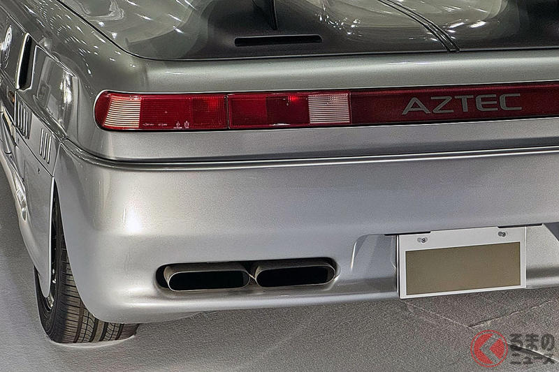 斬新すぎる「2人乗り“スポーツカー”」実車公開！ 縦・横ドアの「キャノピーボディ」に2.2リッターターボ×高性能4WD搭載！ 日本で“市販化”＆公道走行OKな「アズテック」とは