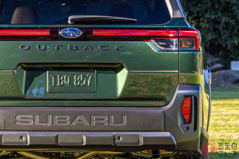 スバル新型「ステーションワゴン“SUV”」世界初公開！ 6年ぶり全面刷新で“カクカク”デザインに！ 水平対向エンジン×8速マニュアルモード付きCVTの「アウトバック」米国に登場へ