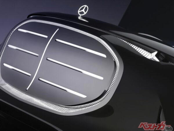 新型メルセデスベンツ VクラスはVIPテイストになる!? 巨大スクリーンも備わってるリアシートは高級ホテルのラウンジじゃん