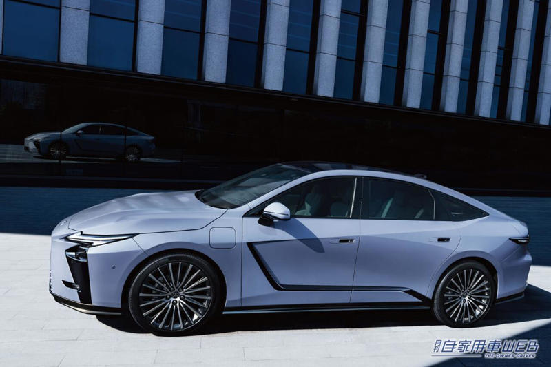 レクサス「新型ES」世界初披露【静粛性と乗り心地を極めた次世代モデルは、HEVとBEVで世界展開へ】