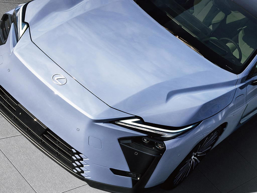 LEXUS新型「ES」を世界初公開 次世代電動セダンが全面刷新