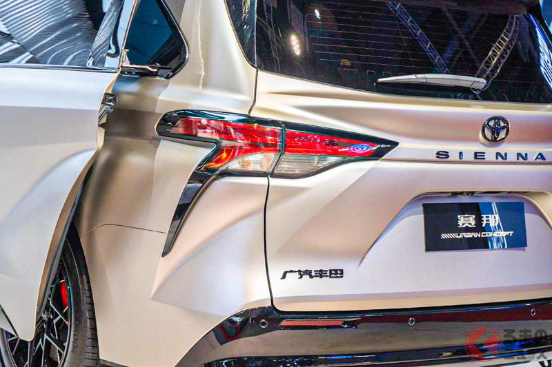 トヨタ新「“最大級”ミニバン」公開！ 豪華「白」内装の「エスティマ後継機」！ “黒”強調＆赤キャリパーもイイ「シエナ URBAN CONCEPT」中国に登場