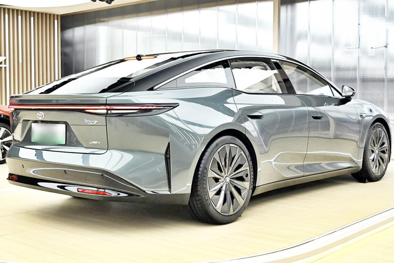 クラウンより大きく、プリウスより先進的!bZ7にトヨタが詰め込んだ「セダンへの執念」とは