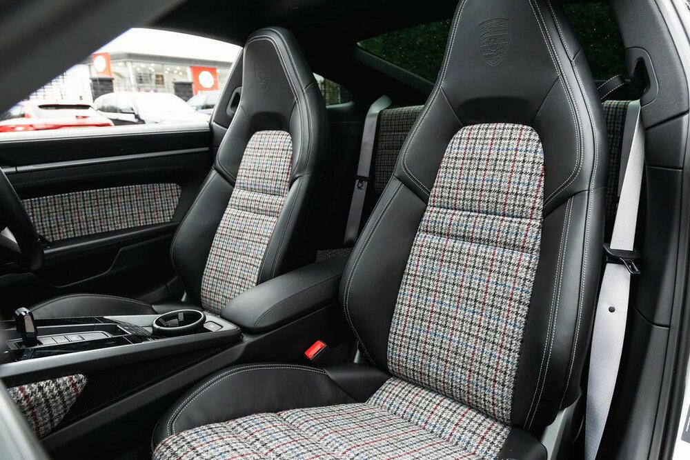 【ポルシェオーナーへ】流麗な外観にマッチする英国の伝統的なテキスタイルが見事すぎる！