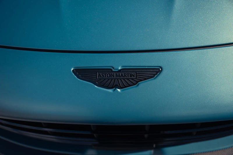 2026 Aston Martin Vantage Roadster Has Wide Fenders and an Even Wider Grille