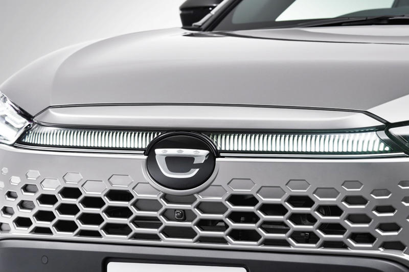 トヨタがついに「矢印を地面に投影するウインカー」を市販化！初採用はカローラクロス