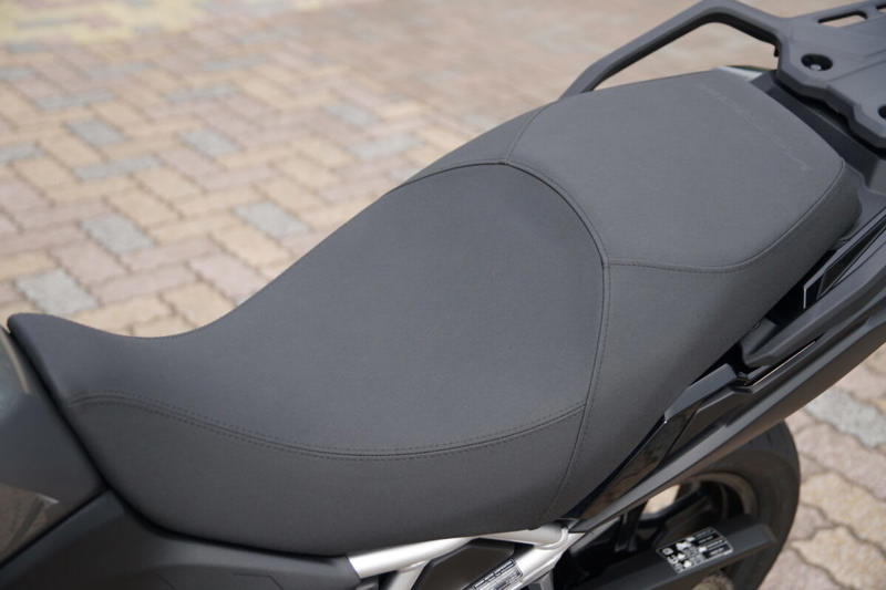 Vストローム800のシート