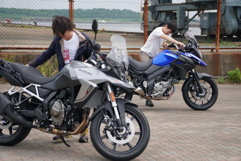 車両をサイドスタンドから起こしたときの重さ