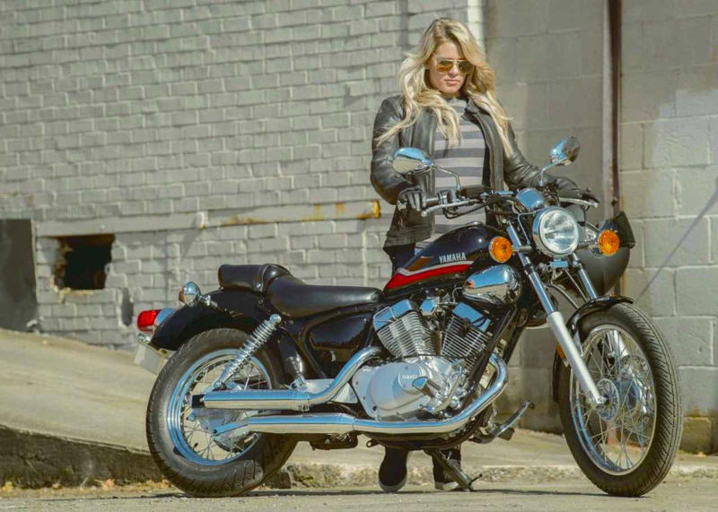 【まだまだ現役！】ヤマハ「Vスター250」誕生から37年！ ビラーゴから続く超ロングセラーの秘密とは？【世界でがんばる!! 日本メーカーの珍車大図鑑 Vol.8】