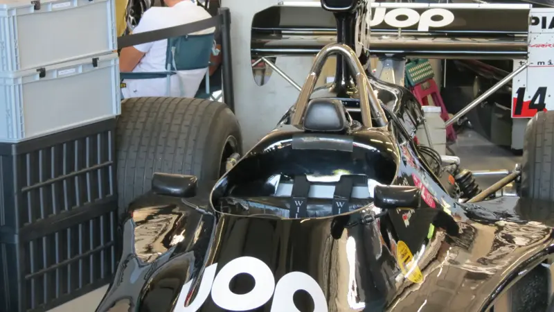 フレームはシンプルでコンパクトなアルミ製モノコックで、軽さと操縦性を重視して設計された。