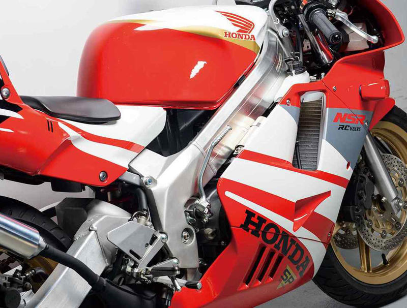 ホンダ「NSR250R SP」（MC21・1990年）を解説！ 2500台限定で登場したキャビンカラー｜1992年までに登場したSPモデルとそのカタログを掲載