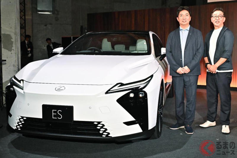 レクサス新型「流麗セダン」日本初公開！ “世界初＆メーカー初”の機能採用の「スゴイ内装」も披露！ 開発者やデザイナーが語る魅力にも注目！ 2026年春に導入される新型「ES」の楽しみ方とは？