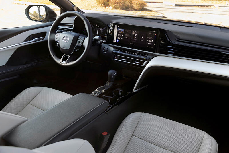 【新型】トヨタ「カムリHV」、快適性・燃費・安全性の三拍子でライバルを圧倒