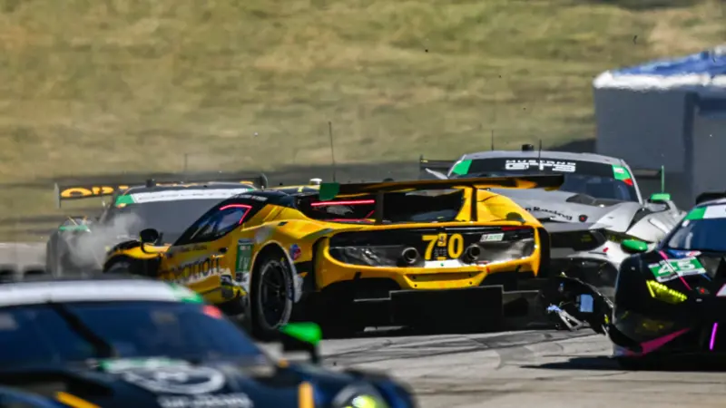 事故は1周目のGTDクラスで発生し、6台が巻き込まれた。