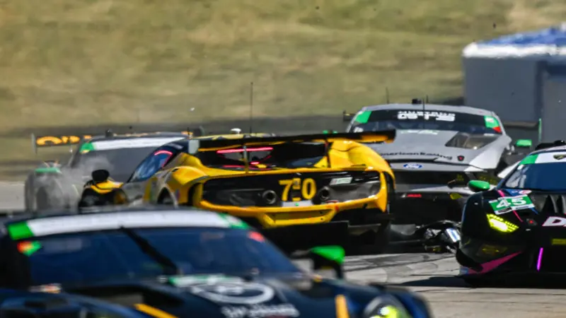 ブレンデン・イリベの駆る#70フェラーリはこれを避けきれず、衝突してしまった。