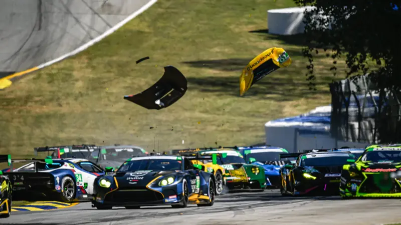 車の事故、フェラーリとランボルギーニが大破：写真