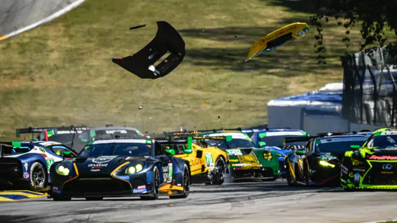 マニー・フランコがドライブする#34フェラーリ296GT3がコントロールを失い、集団の中央で横転した。