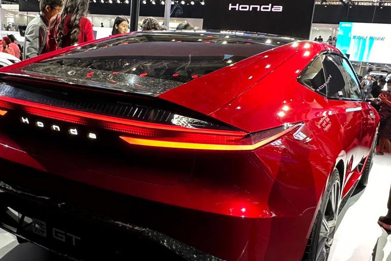 ホンダが新「すんげぇ4ドアクーぺ」を公開へ スポーティな「GT」登場!? 正式発表前に謎ティーザーも！ どんなクルマなのか