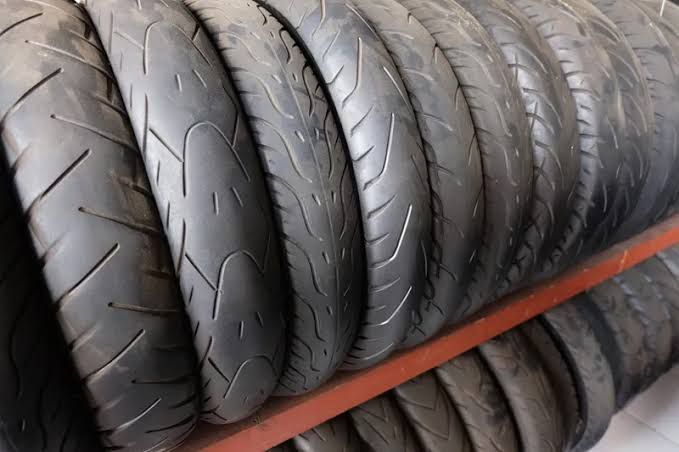 Ini Alasan Kenapa Ban Motor Balap Tapaknya Botak dan Ban Motor Harian Beralur