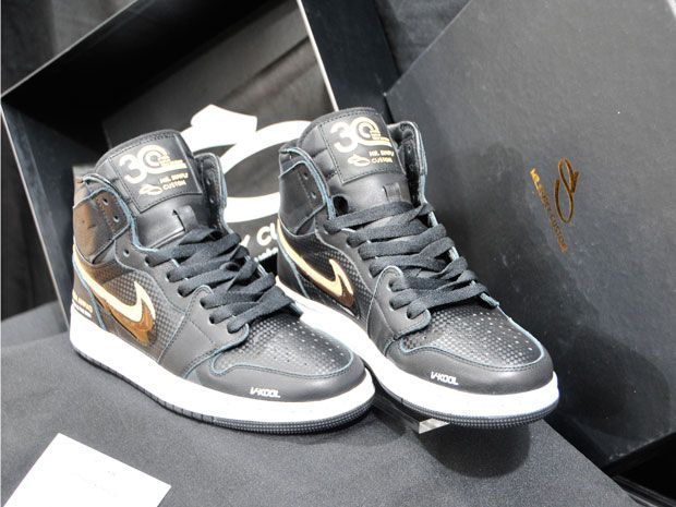 V-Kool dan Mr. Simply Rilis Sepatu Custom Edisi Terbatas untuk Rayakan Ulang Tahun