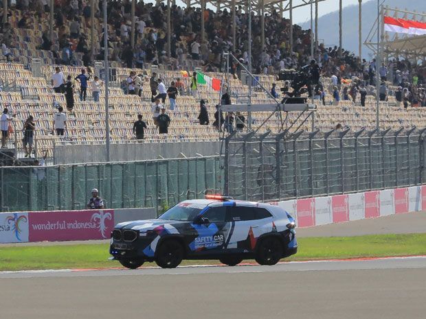 BMW Indonesia, BMW M, MotoGP 2024, safety car MotoGP 2024, MotoGP Mandalika 2024, BMW XM Label Red, Merasakan Kencangnya BMW XM Label Red di Mandalika, 0-100 Km per Jam 3,8 Detik!