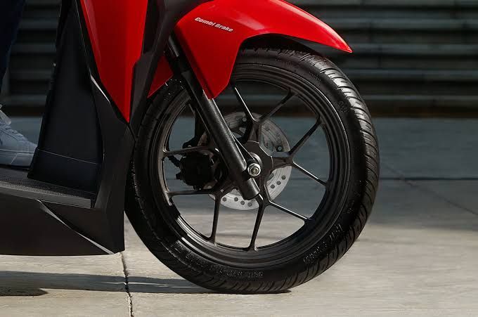 Ini Alasan Kenapa Ban Motor Balap Tapaknya Botak dan Ban Motor Harian Beralur