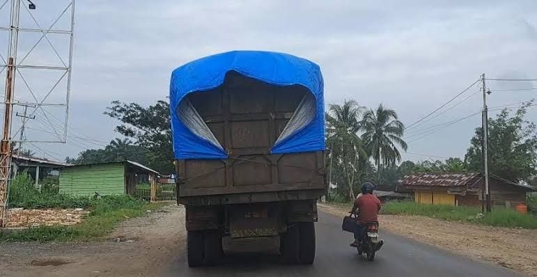 Kenapa Truk Sering Jalan di Lajur Kanan? Ini Alasan yang Harus Kamu Tahu
