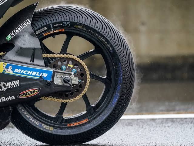 Ini Alasan Kenapa Ban Motor Balap Tapaknya Botak dan Ban Motor Harian Beralur