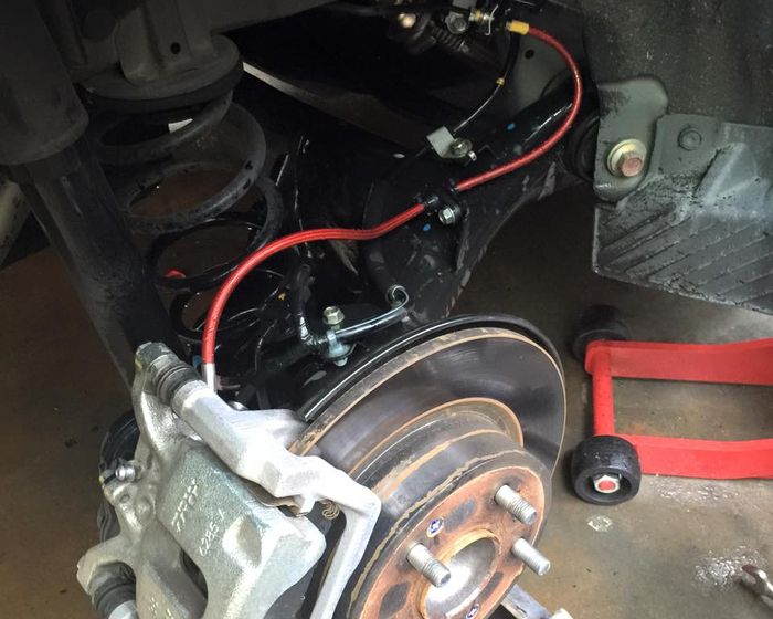 tekanan, minyak rem, blong, rem cakram, slang rem, kaliper, Bahaya Banget, Slang Rem Mobil Rusak Bikin Pengereman Bisa Blong