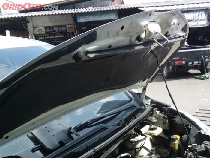 mobil, karet, mesin, kap mesin, engine hood, Tips Supaya Karet Engine Hood atau Peredam Kap Mesin Tidak Cepat Getas