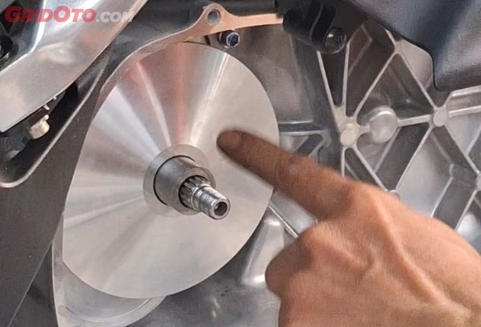 motor matic, v-belt motor matic, cara pasang v-belt, cara pasang v-belt motor matic, pasang v-belt, Cara Mudah Pasang V-belt Motor Matic Tanpa Perlu Bantuan Bengkel