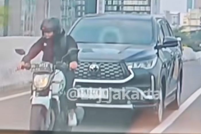 Sengaja Banget, Pemotor Lewat JLNT, Diklakson Enggak Mau Minggir