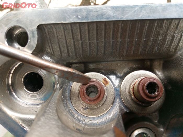 knalpot, piston baret, sil klep, knalpot ngebul, Nolimit Speed Cibinong, Ini 3 Penyebab Knalpot Motor Injeksi Ngebul Seperti Motor 2-Tak
