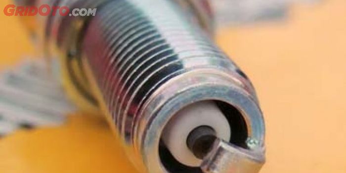 irit, nikel, busi, ruang bakar, iridium, Malah Keluar Duit Banyak, Efek Busi Mobil Malas Diganti Berkala