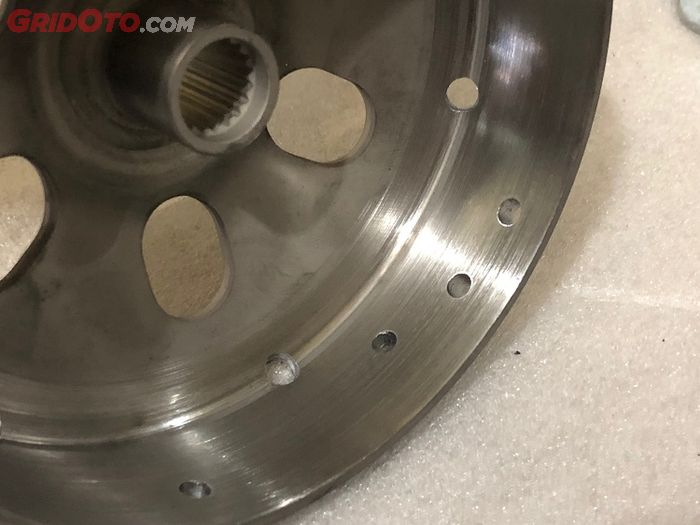 motor matic, mangkok kampas ganda, mangkok kopling motor matic, fungsi melubangi mangkok kampas ganda, apa fungsi melubangi mangkok kopling, Selain Bikin Enteng, Ini Fungsi Melubangi Mangkok Kampas Ganda Motor Matic