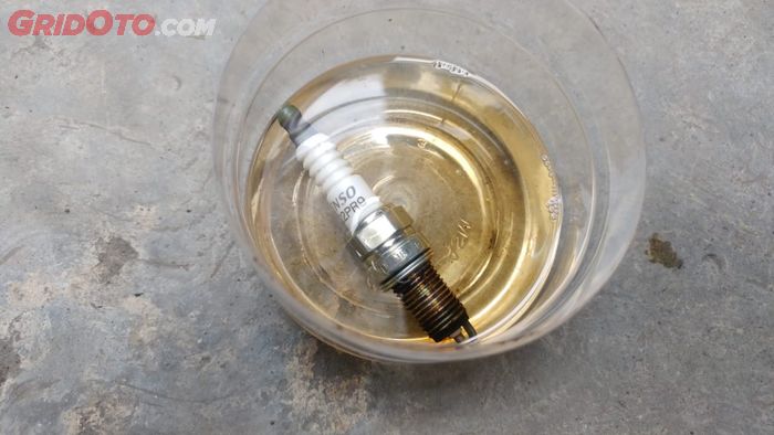bensin, busi, sikat kawat, elektroda, kerak karbon, Apa Benar Bersihkan Busi Pakai Bensin Bikin Cepat Mati? Ini Faktanya