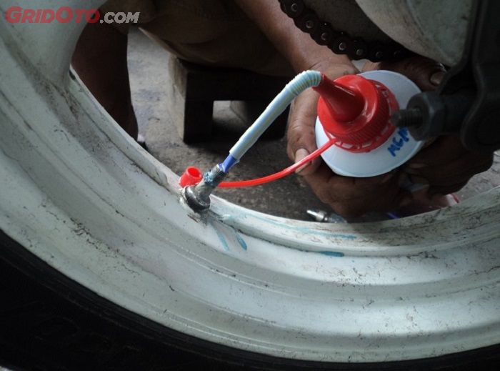 ban motor, anti bocor, cairan anti bocor, Enggak Cuma Menyumbat dan Bikin Karat Pelek, Ini  Dampak Cairan Anti Bocor Buat Ban Motor