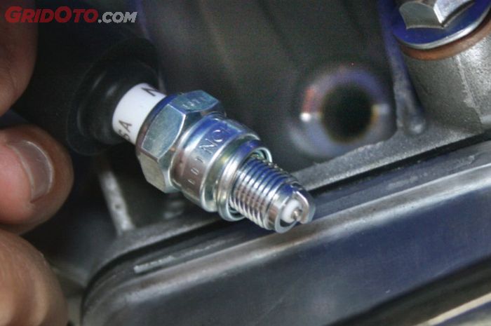 busi, busi motor, busi mati, ciri busi harus ganti, Rasakan Sebelum Menyusahkan, Begini Ciri Busi Motor yang Akan Mati