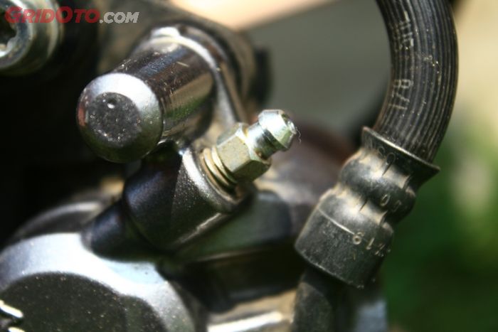 servis rem, kaliper rem, rem motor keras, nepel rem, rem motor blong, Rem Keras Bahkan Blong Bisa Diobati Komponen Kecil di Kaliper Rem Ini