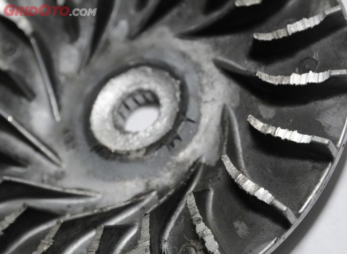 motor matic, mur pulley depan, mur pulley depan lepas, mur pulley, dampak mur pulley depan copot, dampak mur pulley depan motor matic copot, bahaya mur pulley depan motor matic copot, Hati-hati, Mur Pulley Depan Motor Matic Copot Bikin Pusing Tujuh Keliling