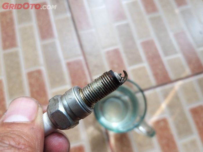 warna, bahan bakar, keramik, pembakaran, busi, ngk busi, elektroda, Biar Enggak Salah, Begini Cek Hasil Pembakaran Mesin Dari Busi