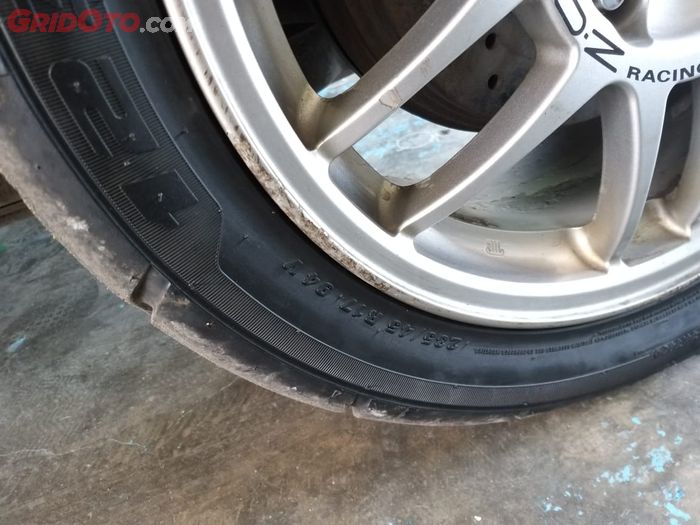 penyebab flat spot di ban mobil, penyebab ban mobil flat spot, cara mencegah ban mobil flat spot, gimana mencegah ban mobil flat spot, cara mencegah flat spot pada ban mobil, Begini Cara Ampuh Cegah Flat Spot Akibat Mobil Parkir Terlalu Lama