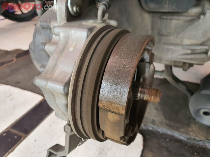 motor matic, rem teromol, rem teromol motor matic, cara ampuh mencegah rem teromol berdecit, cara ampuh mencegah rem teromol motor matic berdecit, cara mencegah rem teromol motor matic berdecit, gimana cara mencegah rem teromol motor matic berdecit, Begini Cara Ampuh Mencegah Rem Tromol Motor Matic Bunyi Berdecit