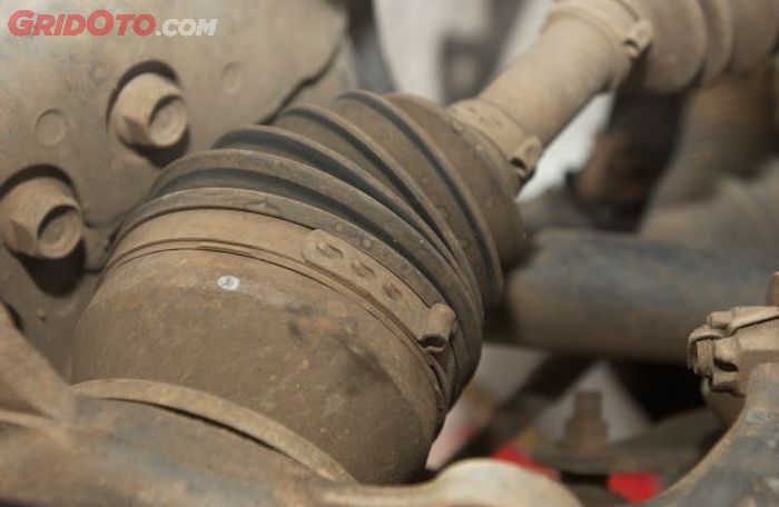 mobil bekas, kaki-kaki mobil, as roda mobil, karet boot as roda, ciri karet boot as roda rusak, karet kaki-kaki mobil, Waspadai Karet di Kaki-kaki Mobil Ini Rusak, Bikin Dompet Kempes