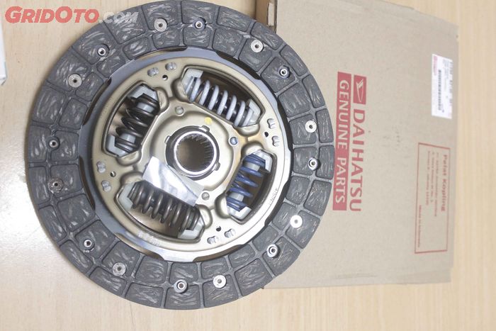 tanjakan, kopling, kampas kopling, plat kopling, bau sangit dari dalam mobil, Cek Komponen Ini Jika Bau Sangit Muncul Ketika Mobil Manual Menanjak!