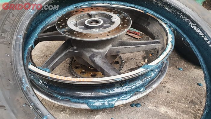 motor bekas, Selain Menyumbat, Ini Dampak Lain Penggunaan Cairan Ban Anti Bocor di Motor