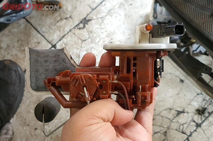 motor bekas, tangki bensin, kuras tangki, tangki bensin motor, kurang tangki bensin, kurang tangki bensin motor, kapan kuras tangki bensin, Ternyata Segini Waktu Yang Ideal Kuras Tangki Bensin Motor Bekas