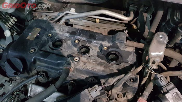 mesin mobil, mounting mesin, busi rusak, mesin bergetar, mobil getar saat direm, Mesin Mobil Bergetar Saat Diam? Ini Komponen yang Sering Diabaikan!