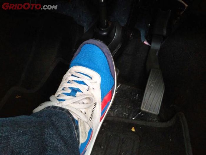 mobil matik, mobil bekas, pedal gas, pedal rem, mobil bekas matik, bahaya ngerem mobil matik pakai kaki kiri, Jangan Coba-coba Injak Rem Pakai Kaki Kiri di Mobil Matik, Simak Dampaknya