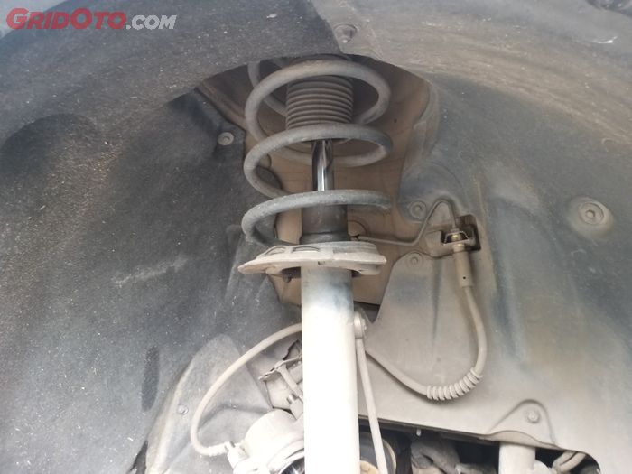 kerusakan, bocor, Kaki-kaki, sokbreker, Jarang yang Tahu, Ini Tanda Kalau Sokbreker Mobil Sudah Bocor